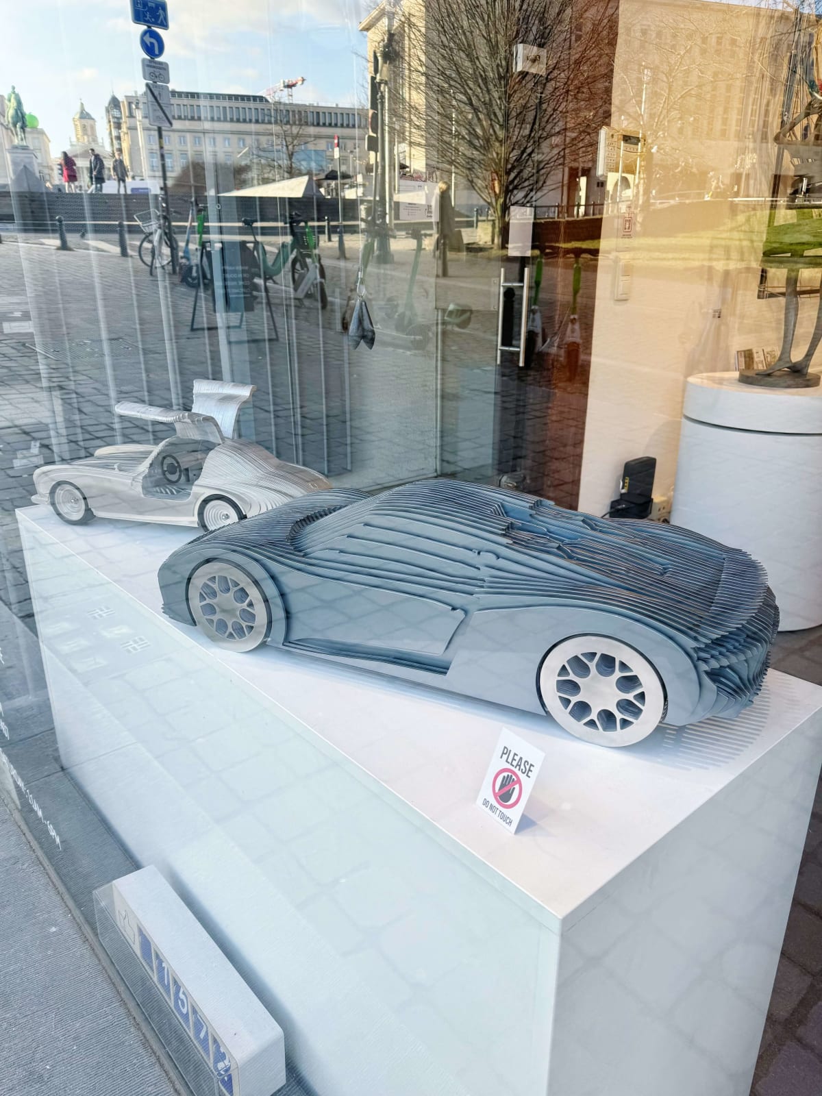 Porsche fancy blauwe raceauto sculptuur Jean Paul Kala hedendaagse sculptuur autoliefhebber Art Yi-galerij Kunstgalerij Brussel