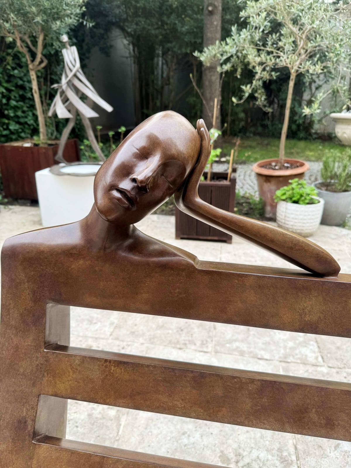 Sculpture de banc Daydream Isabel Miramontes sculpture monumentale en bronze pour sculpture de jardin design de jardin art de jardin design extérieur à l'hôtel Barsey de Warwick à Bruxelles Galerie Art Yi Galerie d'art de Bruxelles