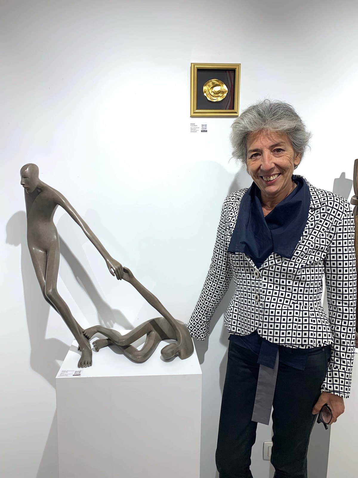 Isabel miramontes sculpture contemporaine en bronze art abstrait sculpture décoration design une sculpture de couple d'amour se tenir la main Allez Viens