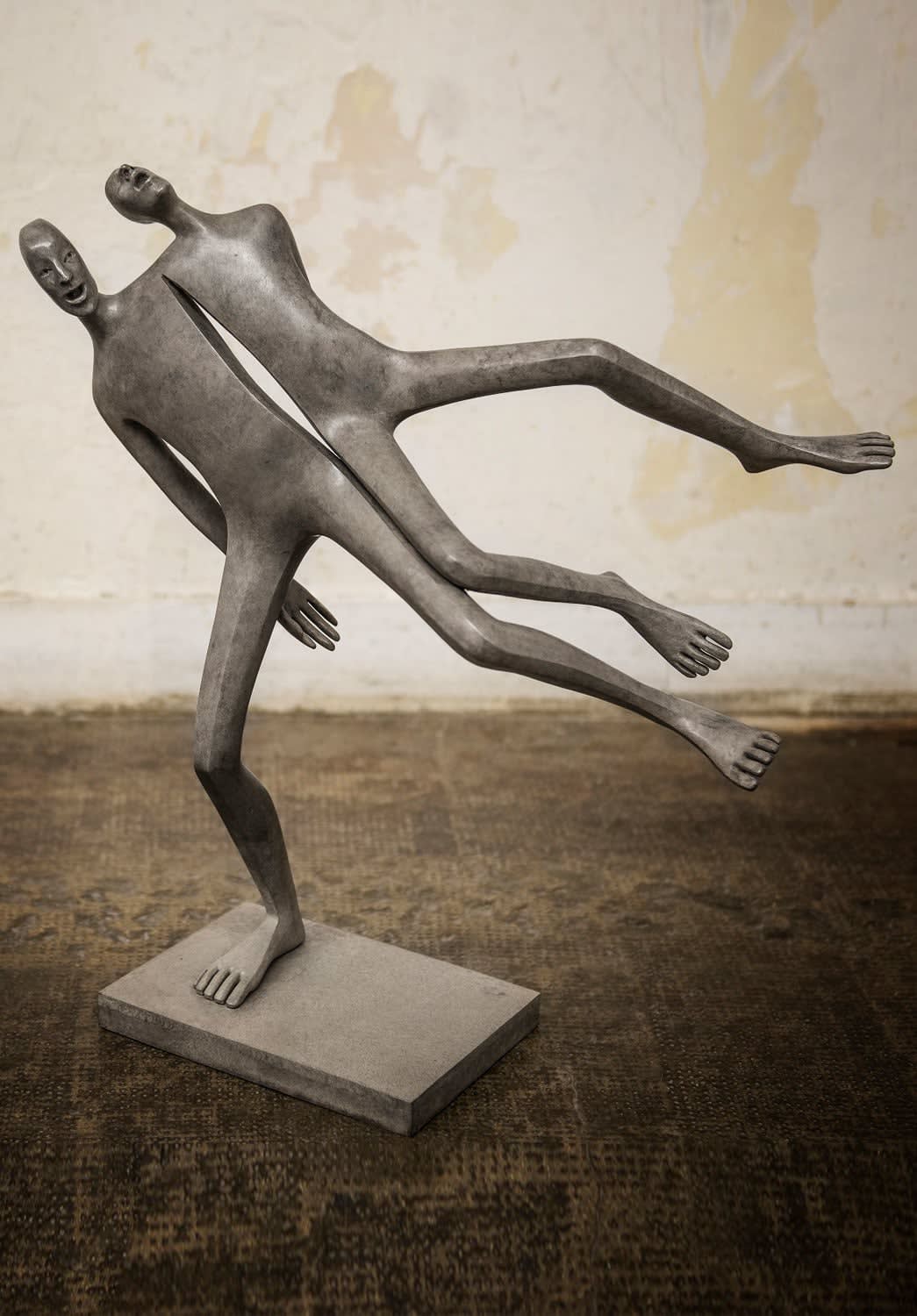 Isabel miramontes sculpture contemporaine en bronze art abstrait un couple heureux sculpture modus vivadis dansant et sautant pour une célébration