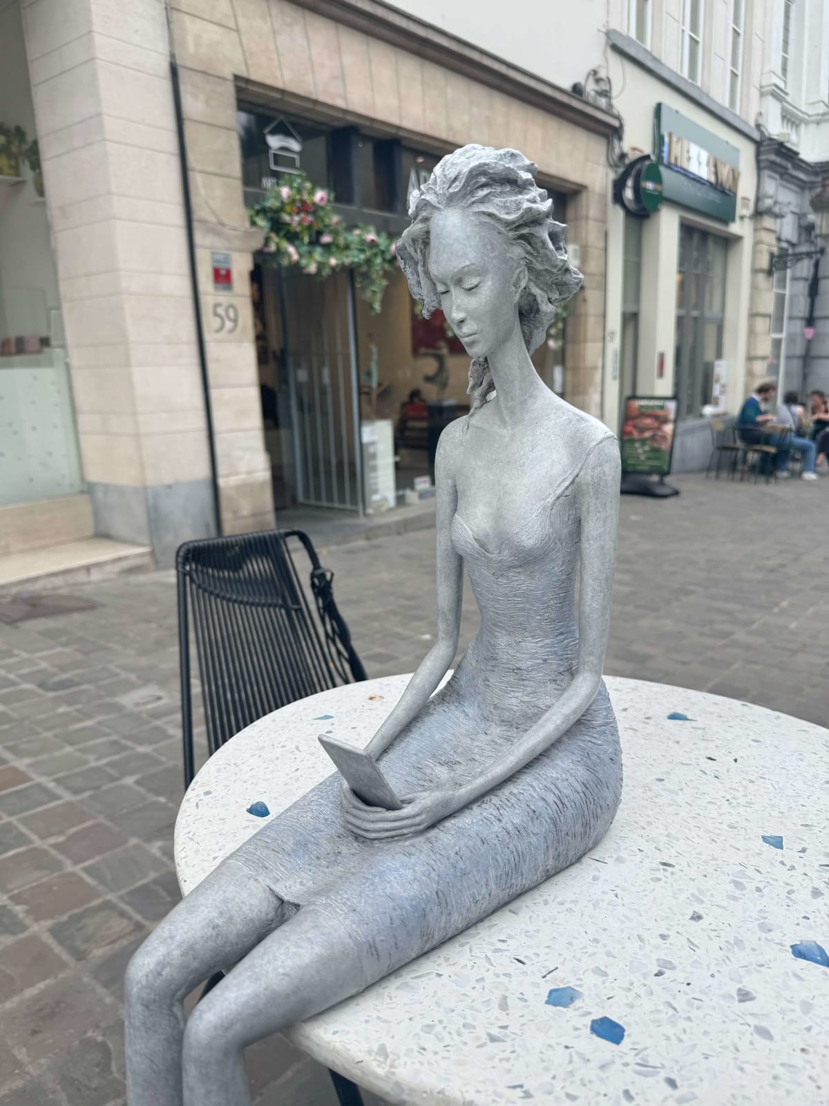 answer me hedwige leroux contemporary sculpture bronze art beautiful and fine woman watching on her smartphone and waiting for a reply art yi art gallery brussels