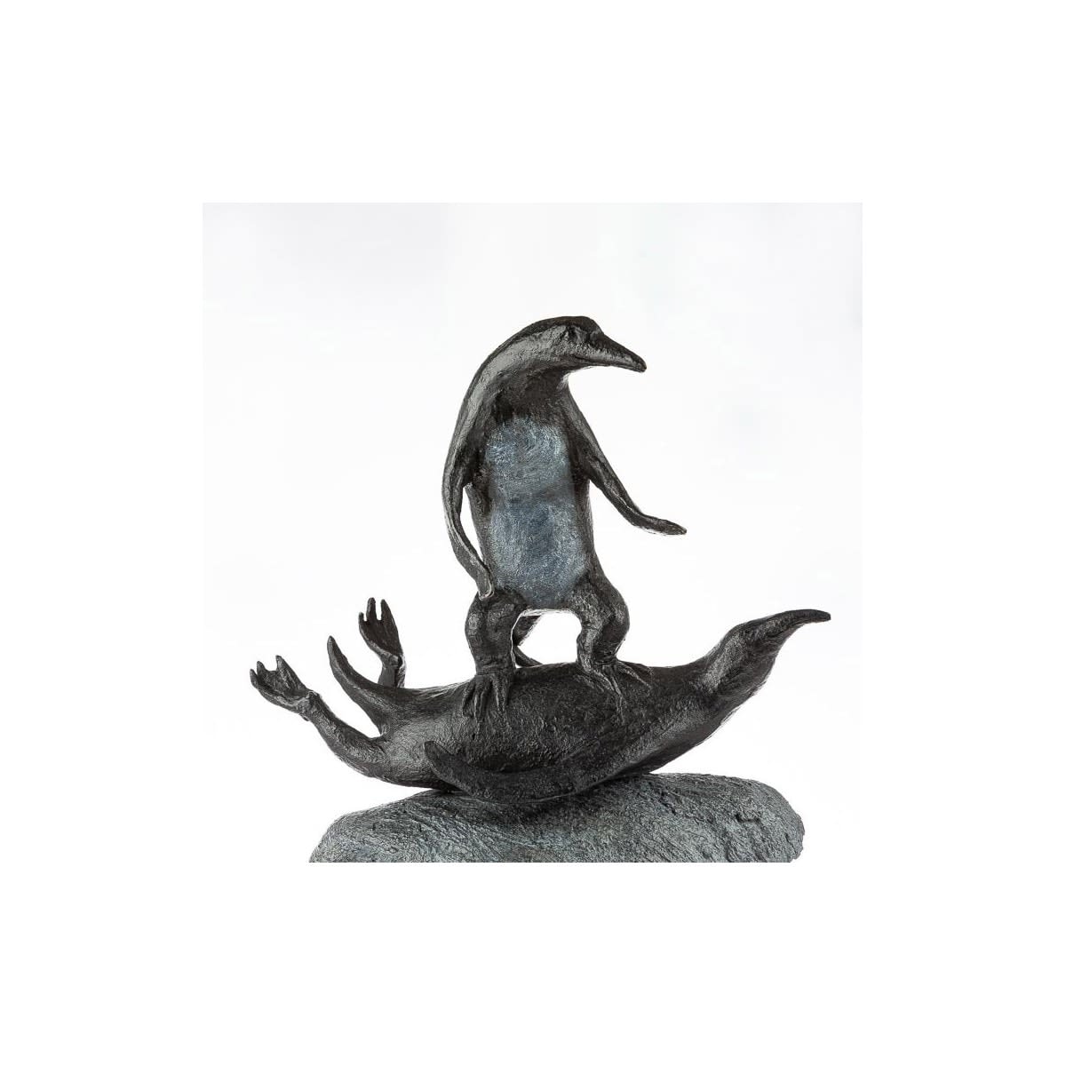 Surf dans les malouines sculpture de pingouin mignon collection d'oiseaux de pingouin sculpture animalière en bronze contemporain sophie verger art yi galerie d'art bruxelles
