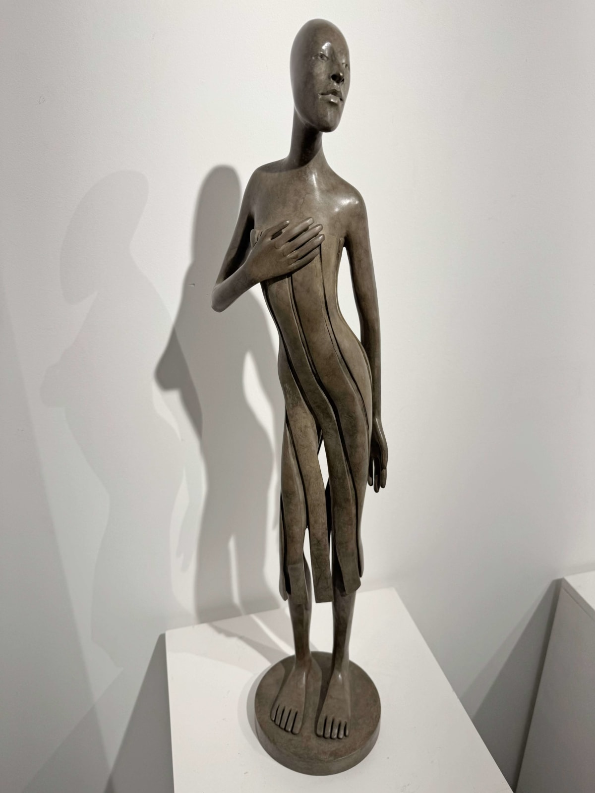 Sculpture femme callipyge d'Isabel Miramontes sculpture contemporaine sculpture en bronze une belle femme en robe sculpture art collection de sculptures Galerie d'art Yi Galerie d'art de Bruxelles