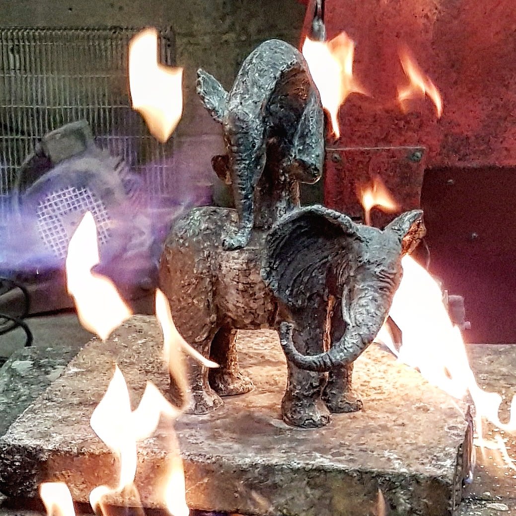 Bockspringen spielen Sophie Verger schöne Elefantenskulptur Tierskulptur Bronzeskulptur glücklicher Elefant, der sich gegenseitig auf den Rücken springt und zusammen spielt Art Yi-Galerie Brüsseler Kunstgalerie