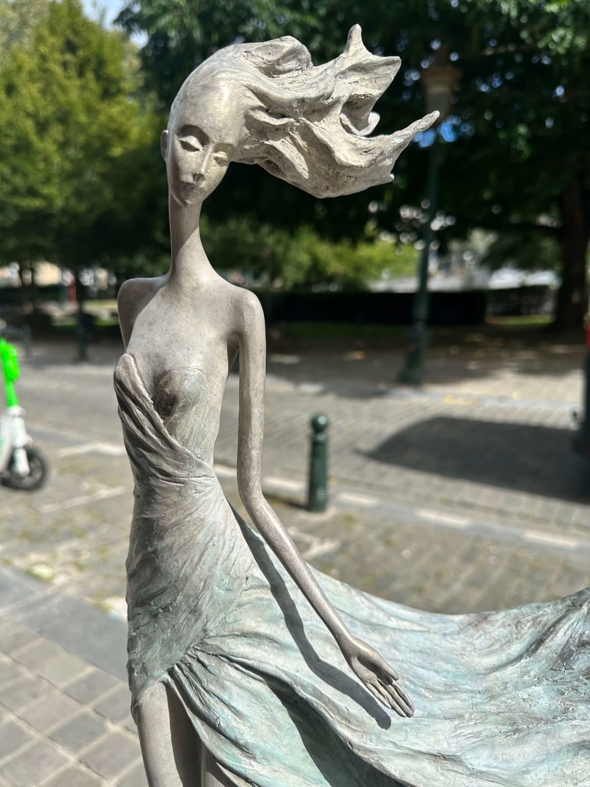 Sentiment sculpture de fille de danse sculpture contemporaine en bronze Hedwige Leroux Galerie Art Yi Galerie d'art de Bruxelles