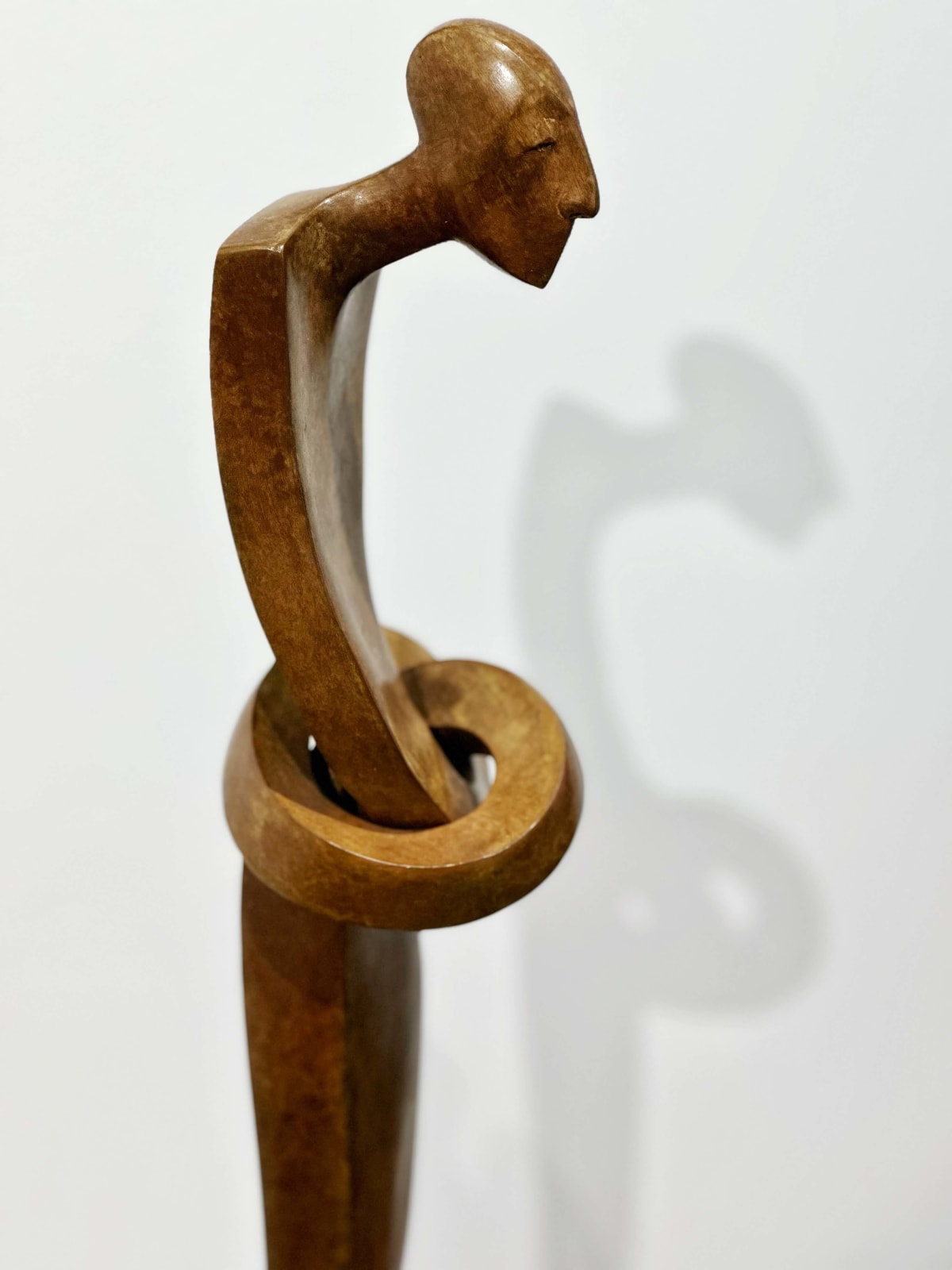 Isabel Miramontes hedendaagse bronzen sculptuur abstracte kunst sculptuur decoratie ontwerp een minimalisme sculptuur een man die een slok filosofie sculptuur eet