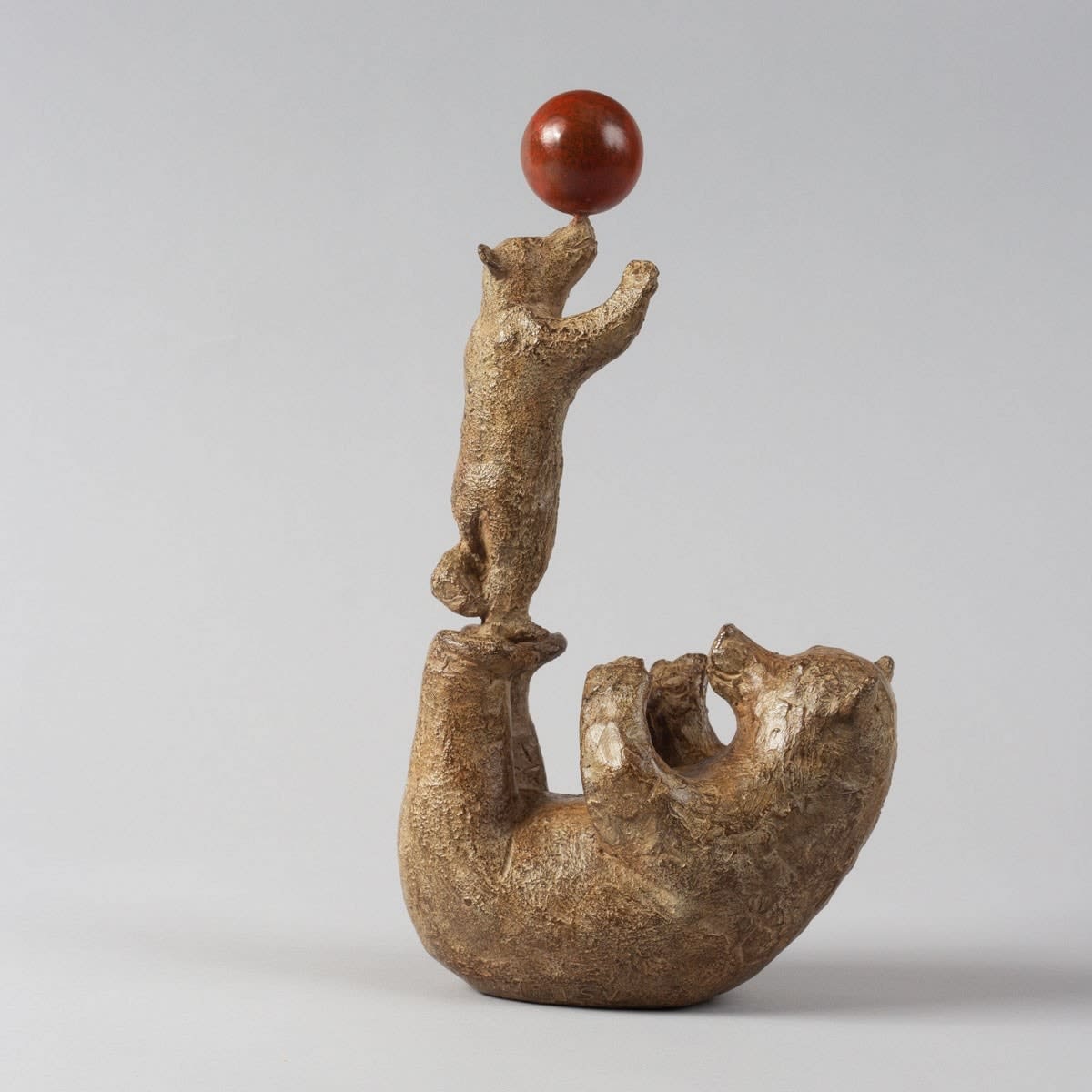 Little bears with a balloon Sophie Verger bear sculpture animal sculpture bronze sculpture adorable bear mother with her little lovely cubs playing a ballon on her art decoration bear collection Art Yi gallery Brussels art gallery