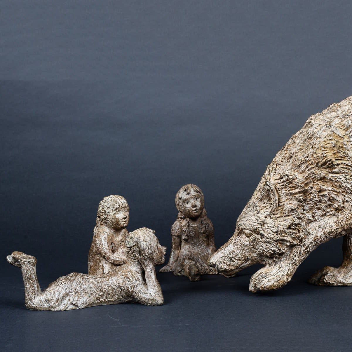 Het probleem met de wolf schattige kinderen en schattig dier hedendaagse bronzen wolf sculptuur sophie verger