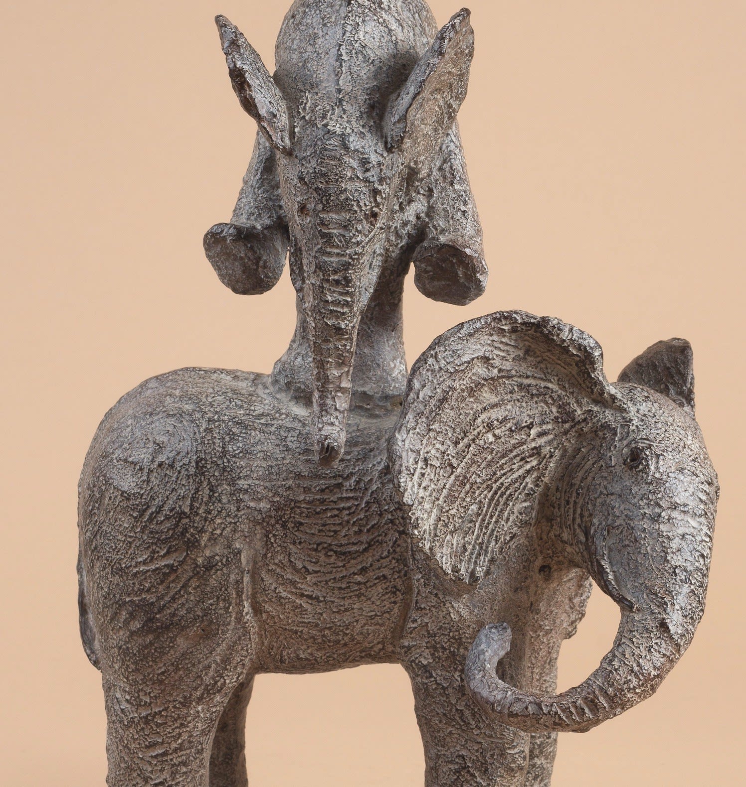 Bockspringen spielen Sophie Verger schöne Elefantenskulptur Tierskulptur Bronzeskulptur glücklicher Elefant, der sich gegenseitig auf den Rücken springt und zusammen spielt Art Yi-Galerie Brüsseler Kunstgalerie