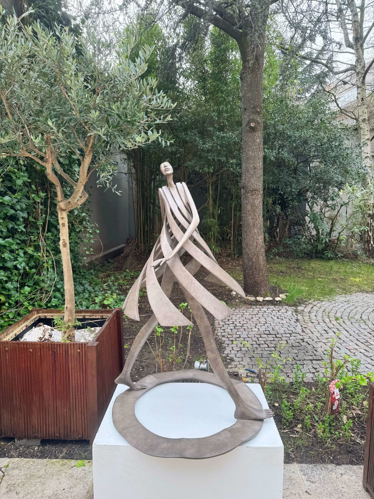Primavera dansend meisje sculptuur Isabel Miramontes tuinsculptuur tuinontwerp tuindecoratie kunst hedendaagse beeldhouwkunst bronzen sculptuur interieurontwerp in hotel Barsey door Warwick Art Yi-galerij Kunstgalerij in Brussel