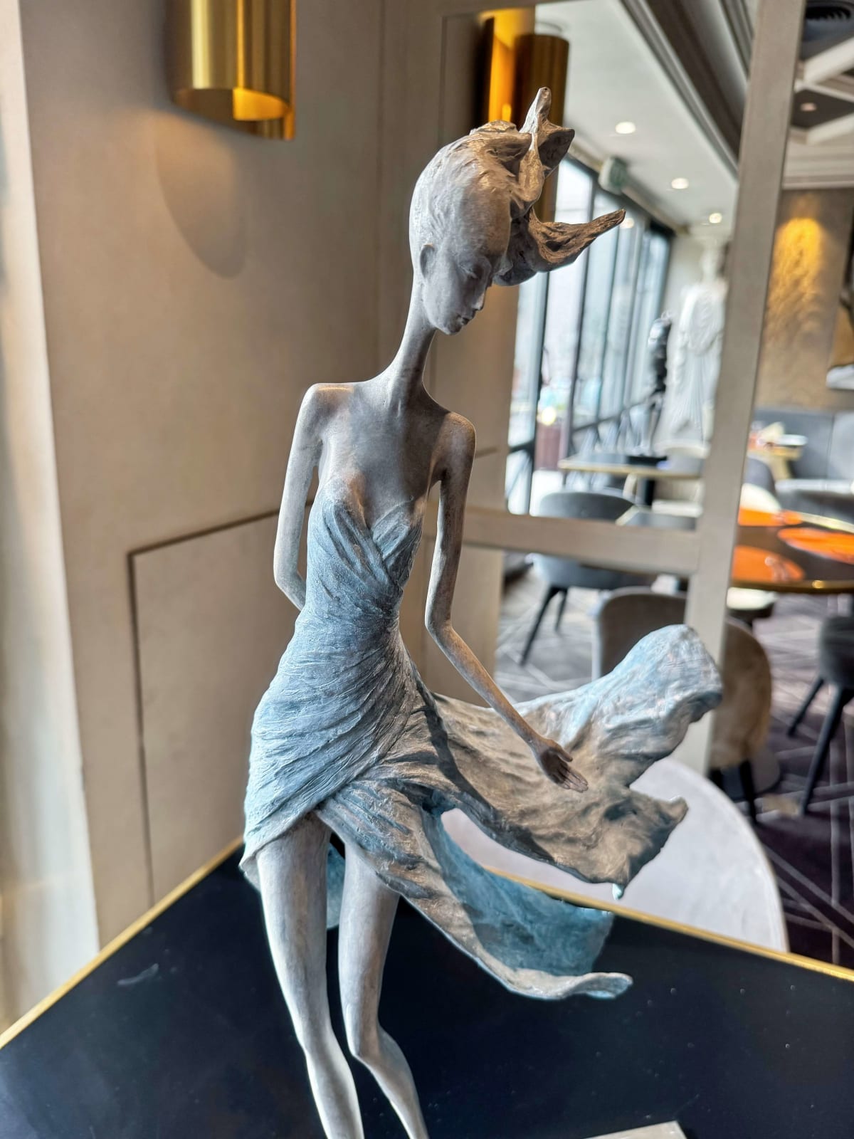 Gefühle Frauenskulptur Hedwige Leroux zeitgenössische Skulptur Bronzeskulptur Frau mit in den Wind wehenden Haaren Innenarchitektur im Hotel Barsey von Warwick Art Yi Galerie Brüsseler Kunstgalerie