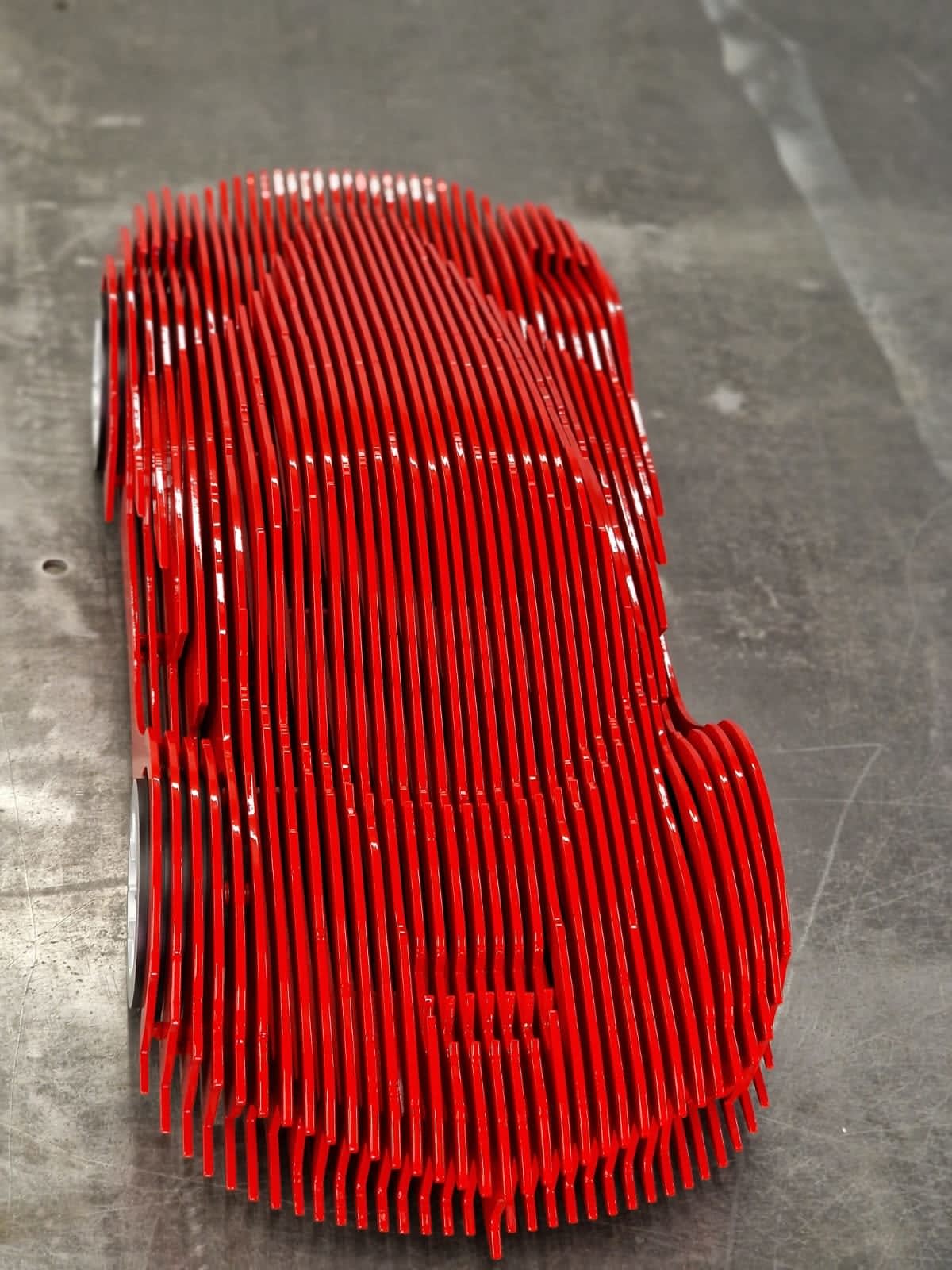 la ferra rosso ferrari auto contemporanea scultura collezione di auto di lusso modello arte in metallo jean paul kala ART YI GALLERY BRUSSELS