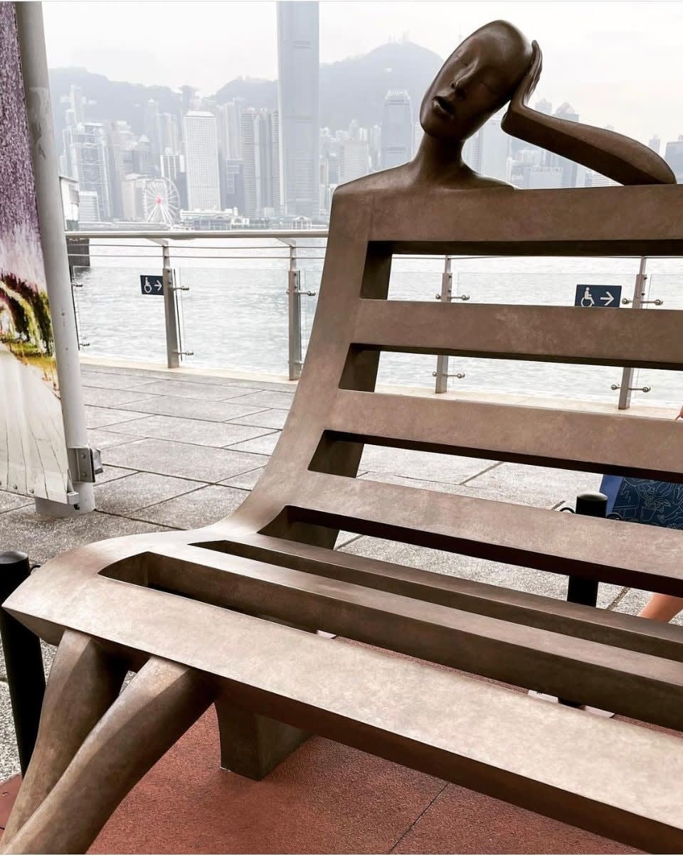Daydream bankstoel abstract eigentijds brons tuinbeeld monumentaal beeldhouwwerk isabel miramontes tuindecoratie ontwerp zwembad stoel kunst yi galerij brussel