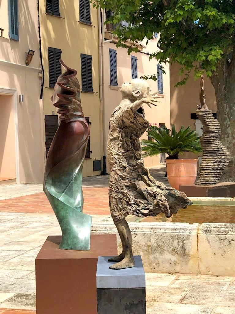 IIXV lieven d'haese hedendaags bronzen beeld een jongen die zijn arm opent tegen de wind om een nieuw avontuur te omarmen kindbeeldhouwwerk kinderdroombeeldhouwwerk tuinbeeld tuinkunstontwerp Art Yi kunstgalerie in brussel