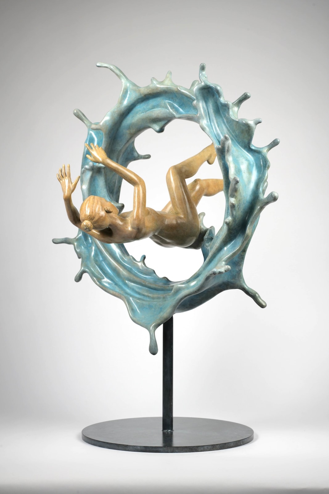 Flottation de la pensée Liang Binbin sculpture contemporaine sculpture en bronze une femme nageuse sculpture à travers un cercle d'eau une sculpture de vague bleue sculpture de mer bleue sculpture d'eau Galerie Art Yi Galerie d'art de Bruxelles