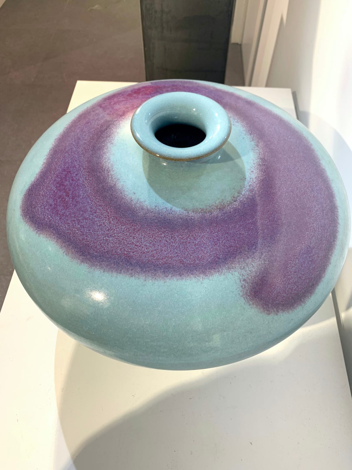 Steengoed met blauwe glazuur en paarse spatten Schoudervaas, Jun Kilns geliefd, Song Dynastie Stijl Tsai Hsiao-fang hedendaagse keramische kunst Aziatische keramische kunst Aziatische porseleinen kunst blauwe keramische vaas blauwe porseleinen vaas kunstcollectie Art Yi galerie Brusselse kunstgalerie