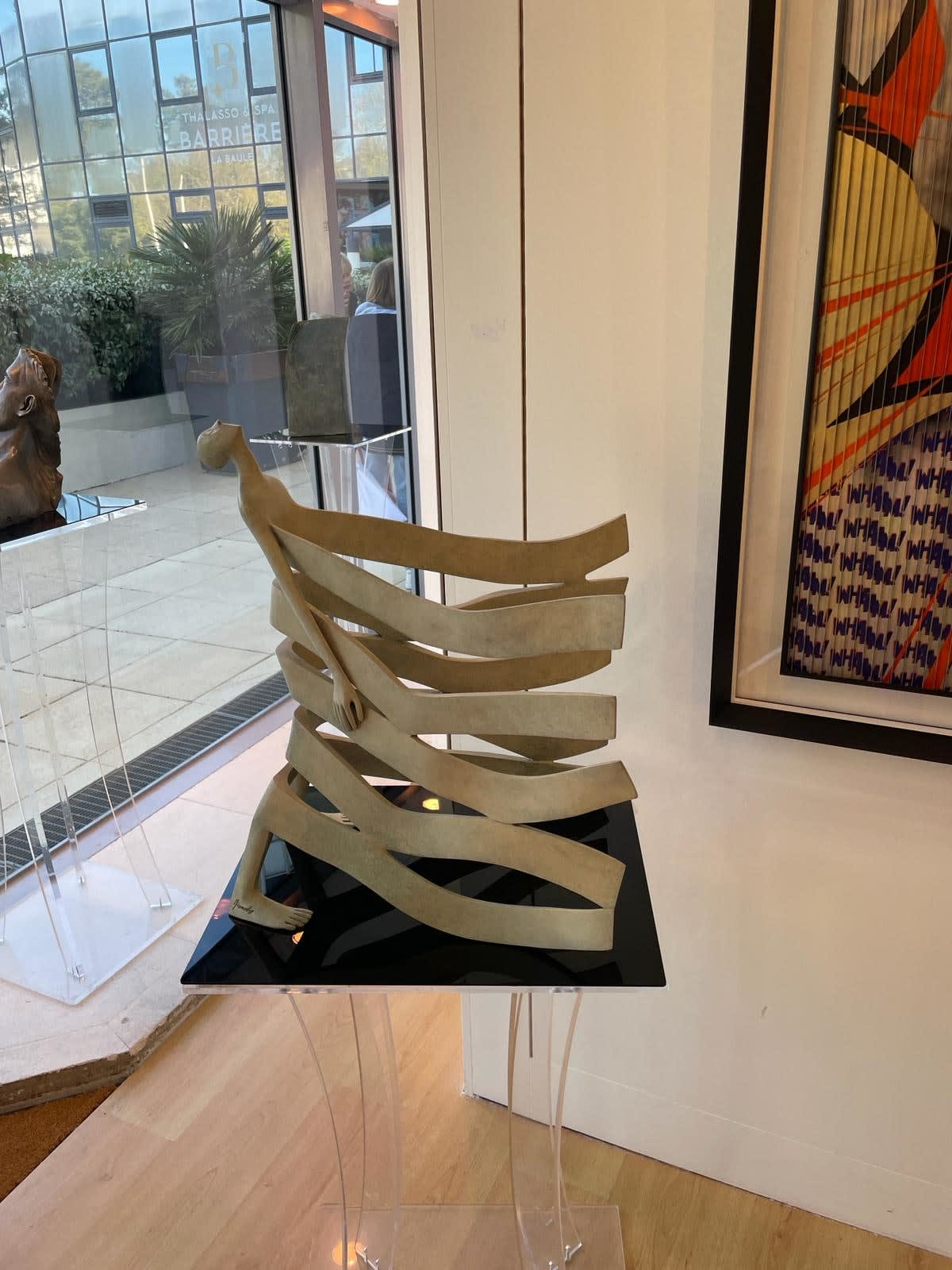 Windsculptuur aan zee Isabel Miramontes hedendaagse sculptuur bronzen sculptuur zeesculptuur interieurontwerp Art Yi-galerij brusselse kunstgalerij