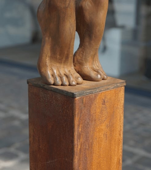 Schud het allemaal van je af Marc de Corte dansende vrouw sculptuur danssculptuur meisje sculptuur tuinsculptuur bronzen sculptuur hedendaagse sculptuur Art Yi-galerij Kunstgalerij Brussel