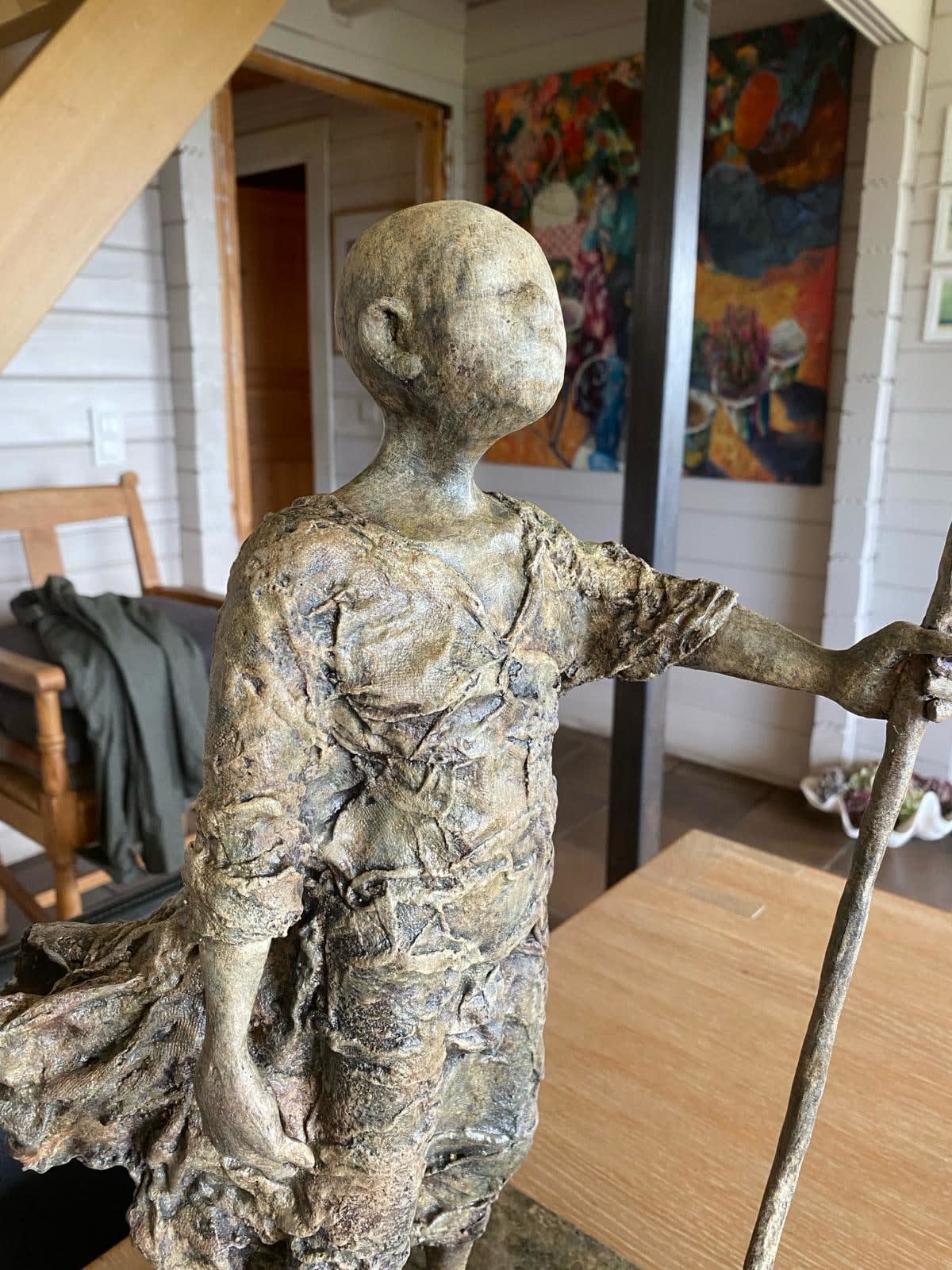 De twijfelaar lieven d'haese bronzen sculptuur jongenssculptuur afrikaanse jongenssculptuur maskersculptuur hedendaagse riddersculptuur droom Afrikaanse sculptuur interieurontwerp Art Yi-galerij Kunstgalerij Brussel