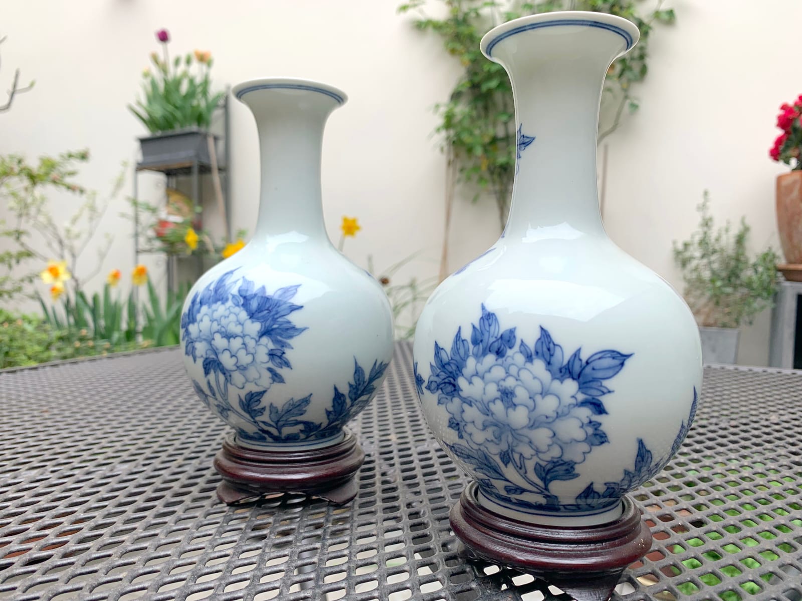 A Pair of Qing Dynasty Style Blue and White Peony and Butterfly Pattern Celestial Vases (Bottom signed in Yongzheng Period) Tsai Hsiao-fang contemporary ceramic art asian ceramic art asian porcelain art blue ceramic vase blue porcelaine vase art collection Art Yi gallery Brussels art gallery