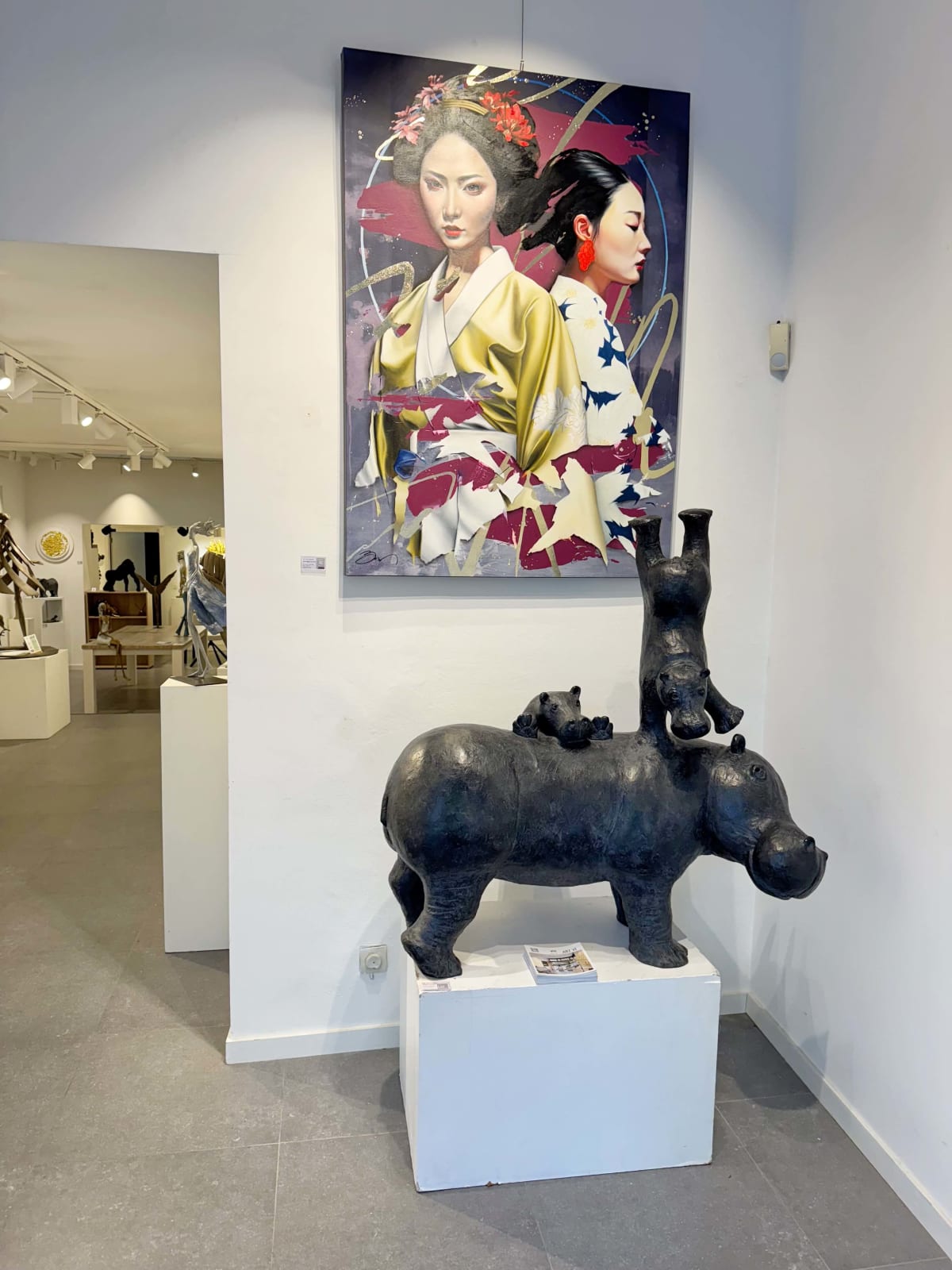 In topvorm nijlpaardsculptuur Sophie Verger dierensculptuur bronzen sculptuur hedendaagse sculptuur voor tuinsculptuurkunst tuinontwerp interieurontwerp schattige nijlpaard die speelt en in de lucht springt Art Yi-galerie Brusselse kunstgalerie