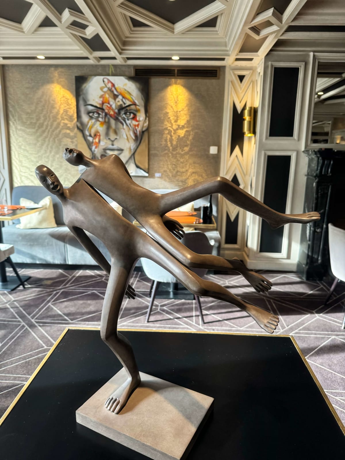 Modus Vivendi Jubelskulptur Isabel Miramontes Gartenskulptur Gartendesign Gartendekoration Kunst zeitgenössische Skulptur Bronzeskulptur Innenarchitektur im Hotel Barsey von Warwick Art Yi Galerie Brüsseler Kunstgalerie
