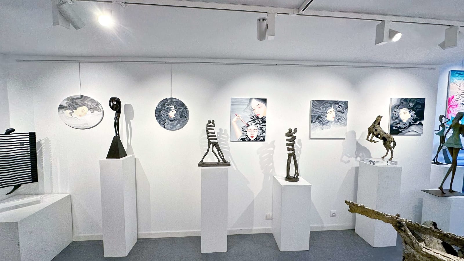 Luister naar de wind wang jojo chinese hedendaagse schilderkunst zwart-wit acrylverf mooie vrouw vliegen in de lucht een lawaai wind interieur ontwerper kunstgalerie art yi brussels hedendaagse bronzen abstracte sculptuur Isabel Miramontes