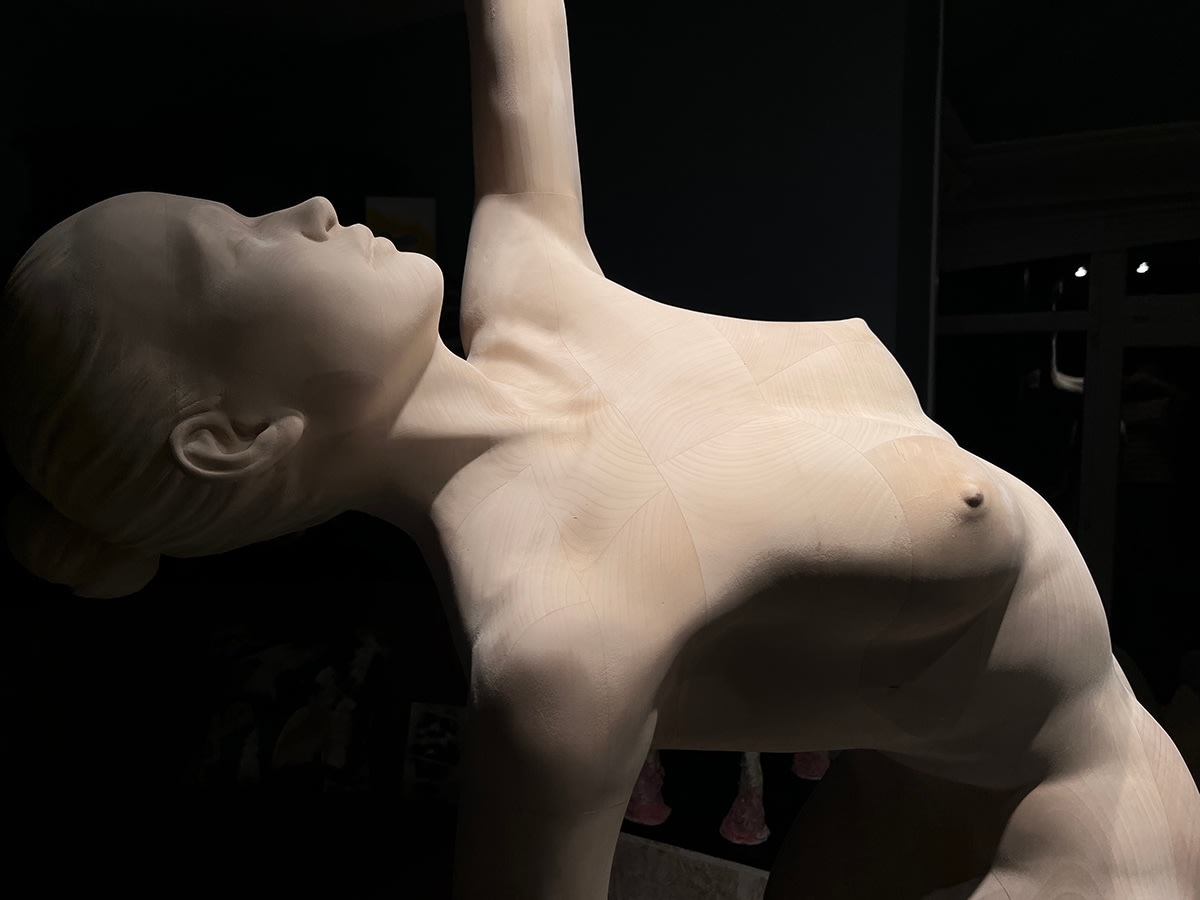 Reik uit Marc de Corte dansende vrouw sculptuur danssculptuur meisje sculptuur tuinsculptuur houten sculptuur hedendaagse beeldhouwkunst Art Yi-galerij Kunstgalerij Brussel