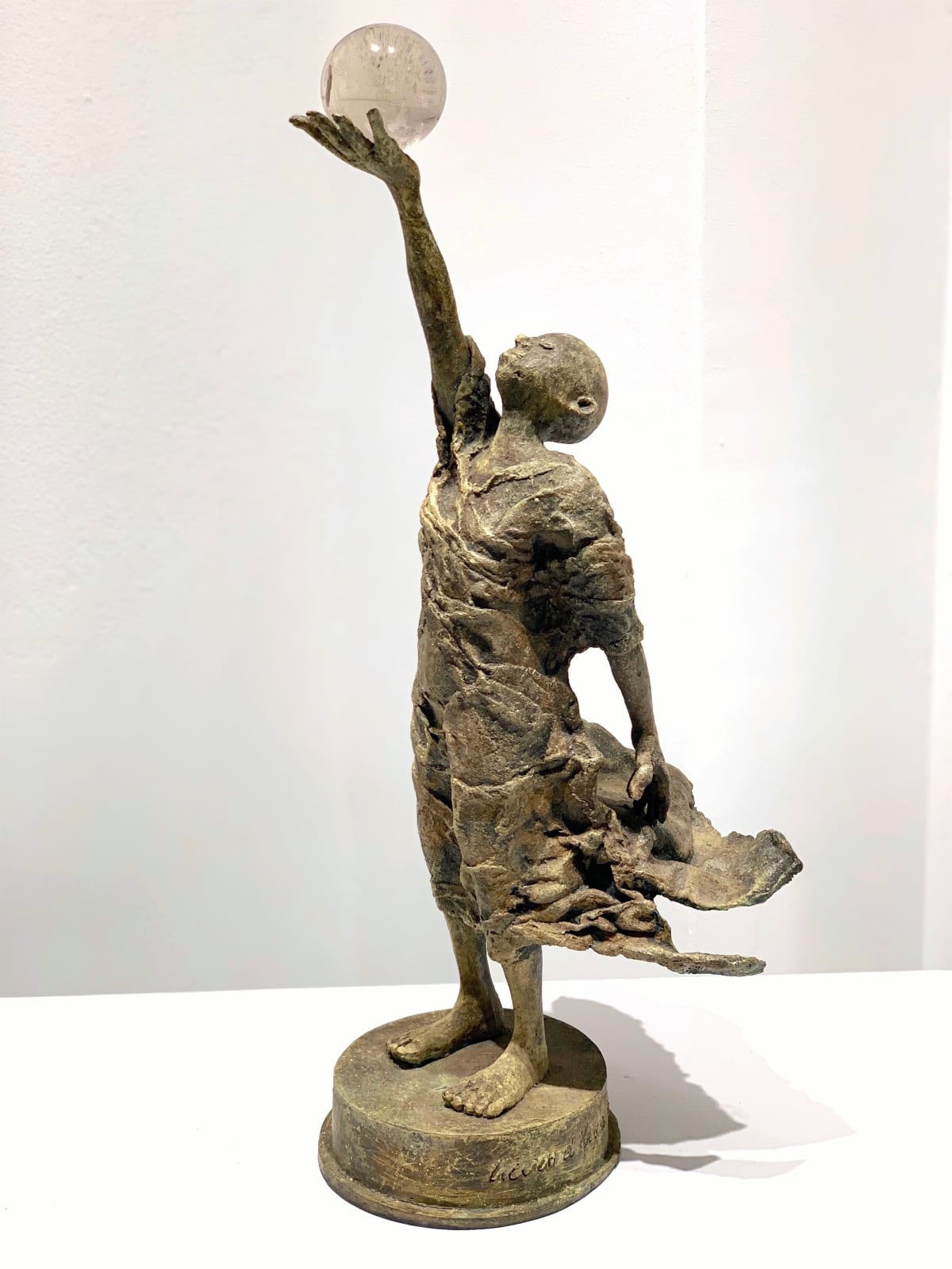 Visionary lieven d'haese contemporary bronze sculpture a boy holdiing a crystal ball sculpture of imagination Art Yi child sculpture childhood dream art gallery in brussels