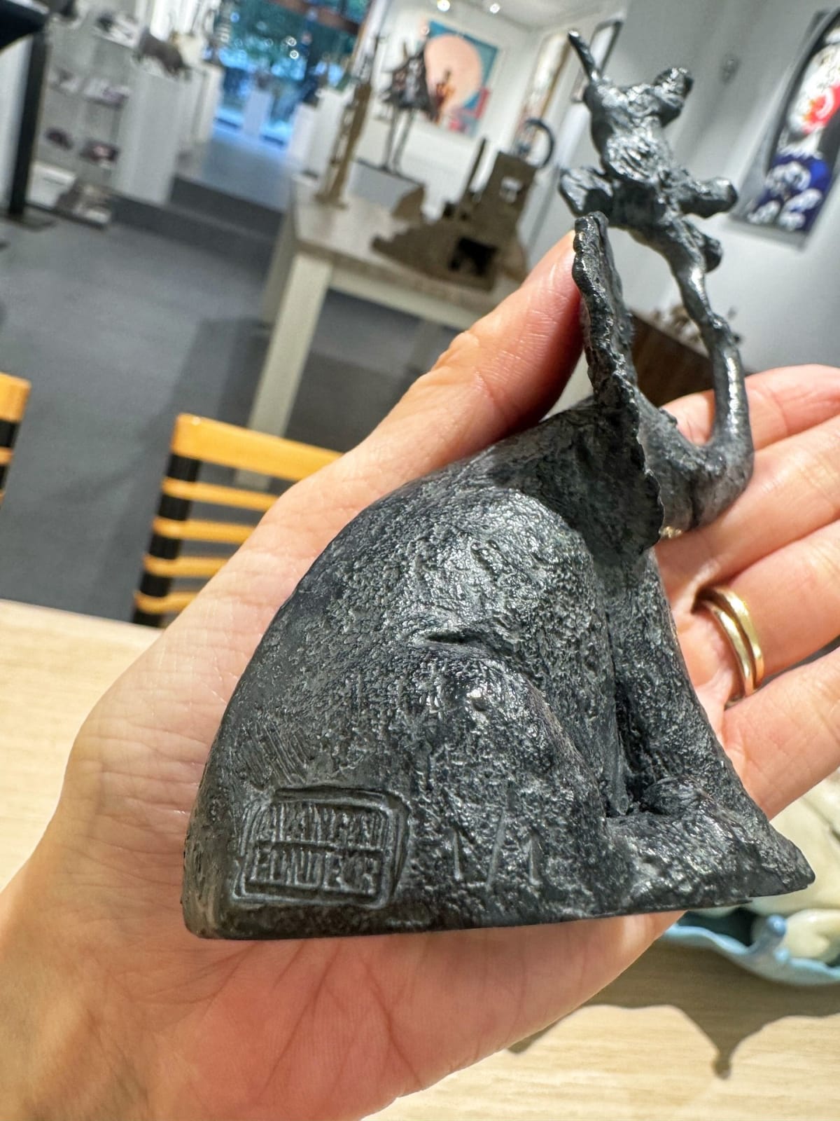 Seated elephant and its little one elephant sculpture Sophie Verger adorable animal sculpture bronze sculpture art decoration animal art collection Art Yi Gallery Brussels art gallery