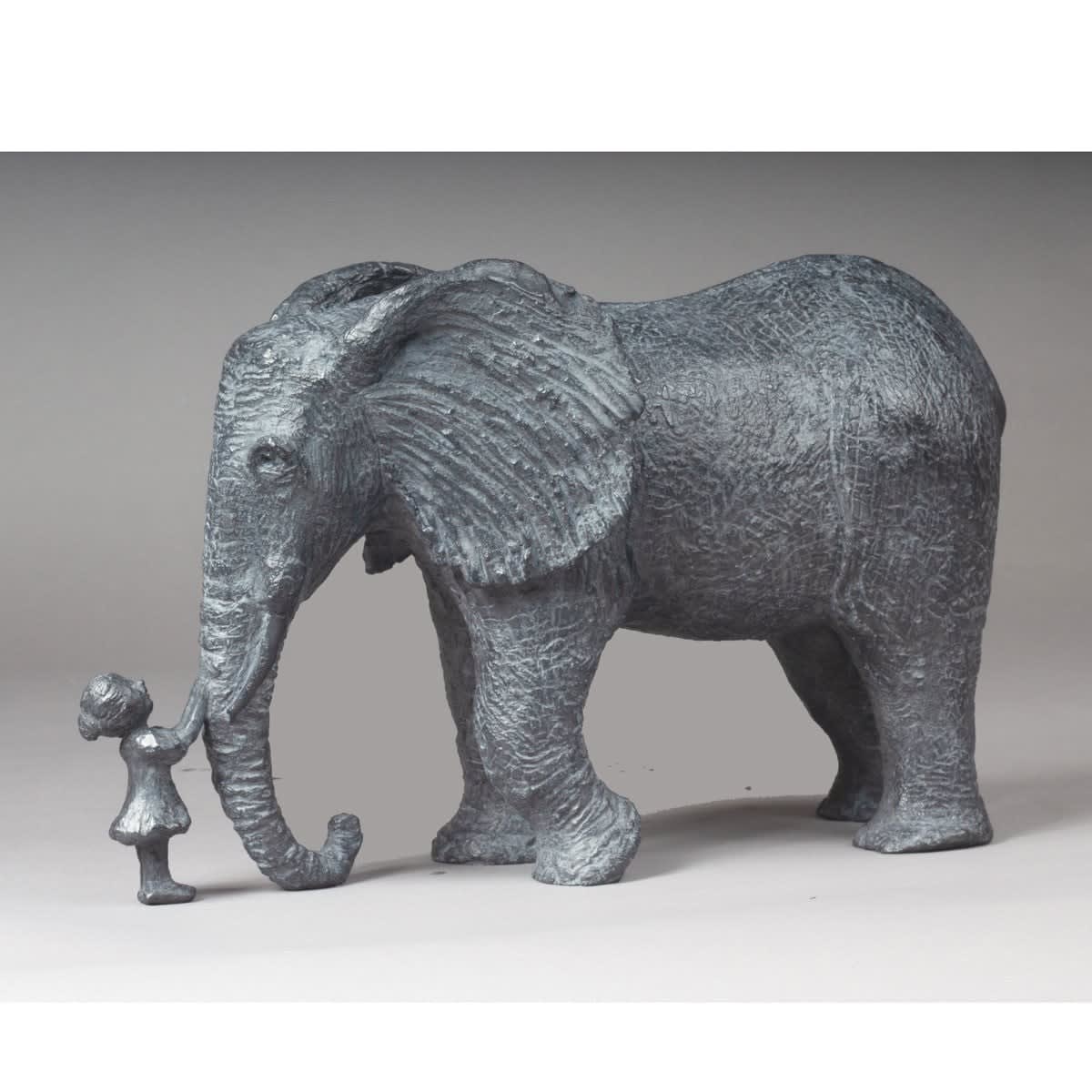 Louise at the zoo elephant sculpture kiss with a little girl Sophie Verger bronze sculpture animal sculpture contemporary sculpture Art Yi gallery Brusssels art gallery