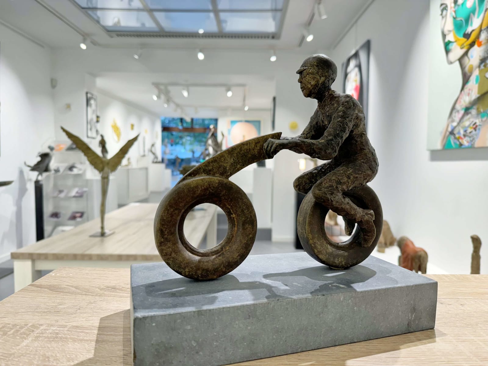 zestig motorrijder hedendaagse bronzen sculptuur van een jongen rijdend op een motorfiets lieven d'haese sport sculpture art art yi kunstgalerie in brussel