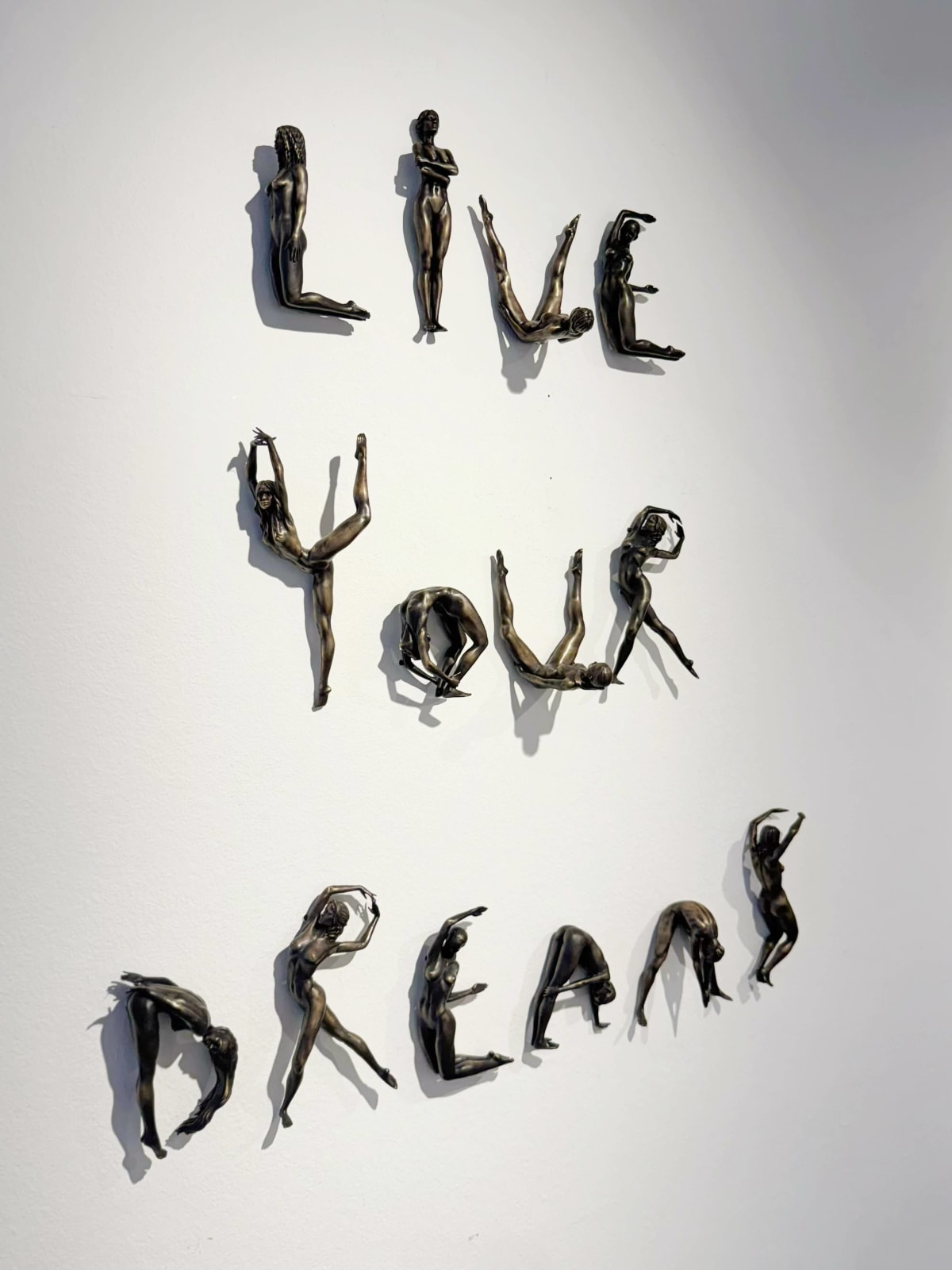 leef je droom lettersculptuur van Marc de Corte hedendaagse bronzen sculptuur gepersonaliseerde zin gedicht woordsculptuur in Art Yi galerie in Brussel