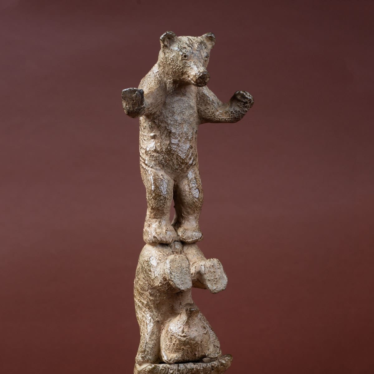 Bär und seine zwei Jungen Sophie Verger schöne Bärenskulptur Tierskulptur Bronzeskulptur kleiner brauner Bär springt aufeinander und spielt zusammen Art Yi Galerie Brüssel Kunstgalerie