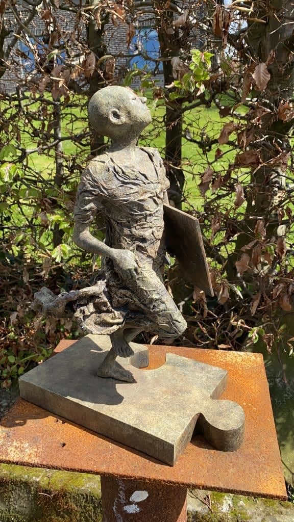 Le chaînon manquant lieven d'haese sculpture contemporaine en bronze une sculpture de garçon sculpture de puzzle Art Yi enfant sculpture rêve d'enfance galerie d'art à bruxelles jardin sculpture art conception de jardin