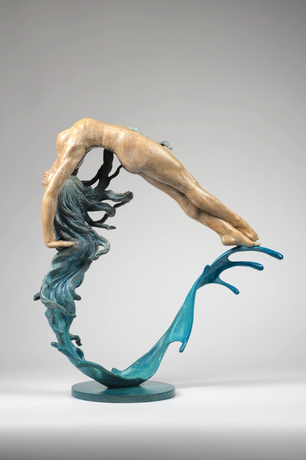 Heart of the horizon Liang Binbin contemporary sculpture bronze sculpture a swimming woman sculpture jump into water circle forming a heart shape of love with the blue aqua wave and sea sculpture water sculputre Art Yi gallery Brussels art gallery