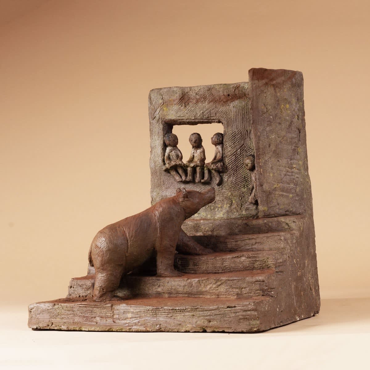 The visit bear sculpture lovely children house sculpture sophie verger animal sculpture childhood sculpture contemporary bronze sculpture Art Yi gallery Brussels art gallery