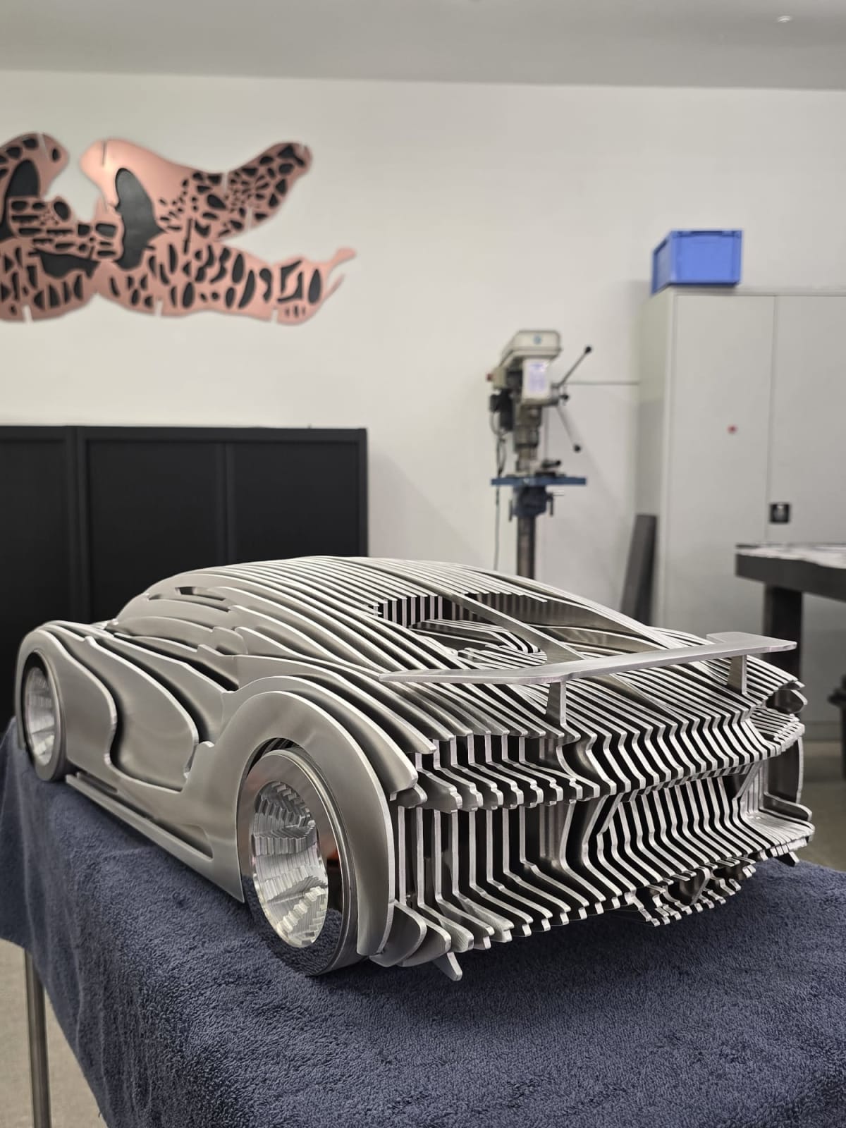 Chirona Scultura di auto da corsa di lusso blu Safari Jean Paul Kala scultura di auto contemporanea Galleria Art Yi Galleria d'arte di Bruxelles