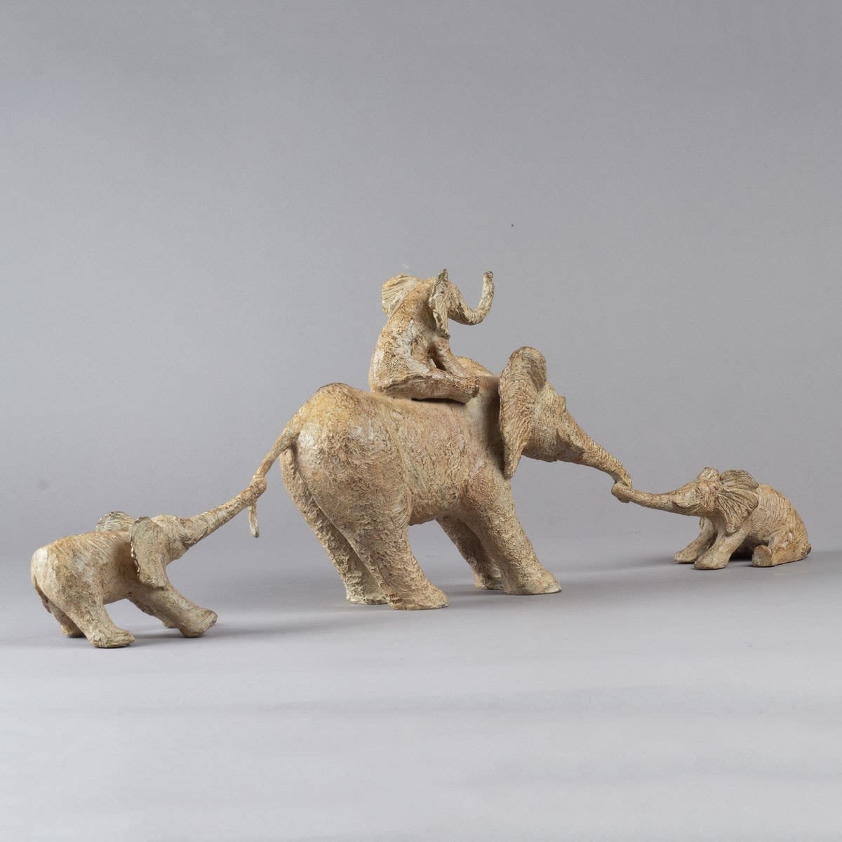 Sokatira en One More schattige babyolifant speelt met olifant hedendaagse bronzen sculptuur dierensculptuur kunst interieur ontwerp sophie verger Art Yi-galerij Kunstgalerij Brussel