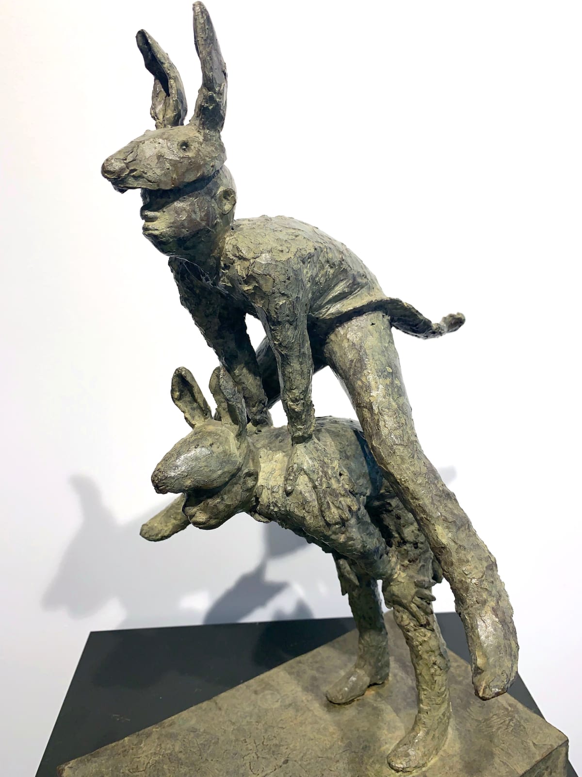 Bal masqué lieven d'haese hedendaagse bronzen sculptuur awo jongens spelen en springen als konijnensculptuur Art Yi kind sculptuur jeugd kunstgalerie in brussel