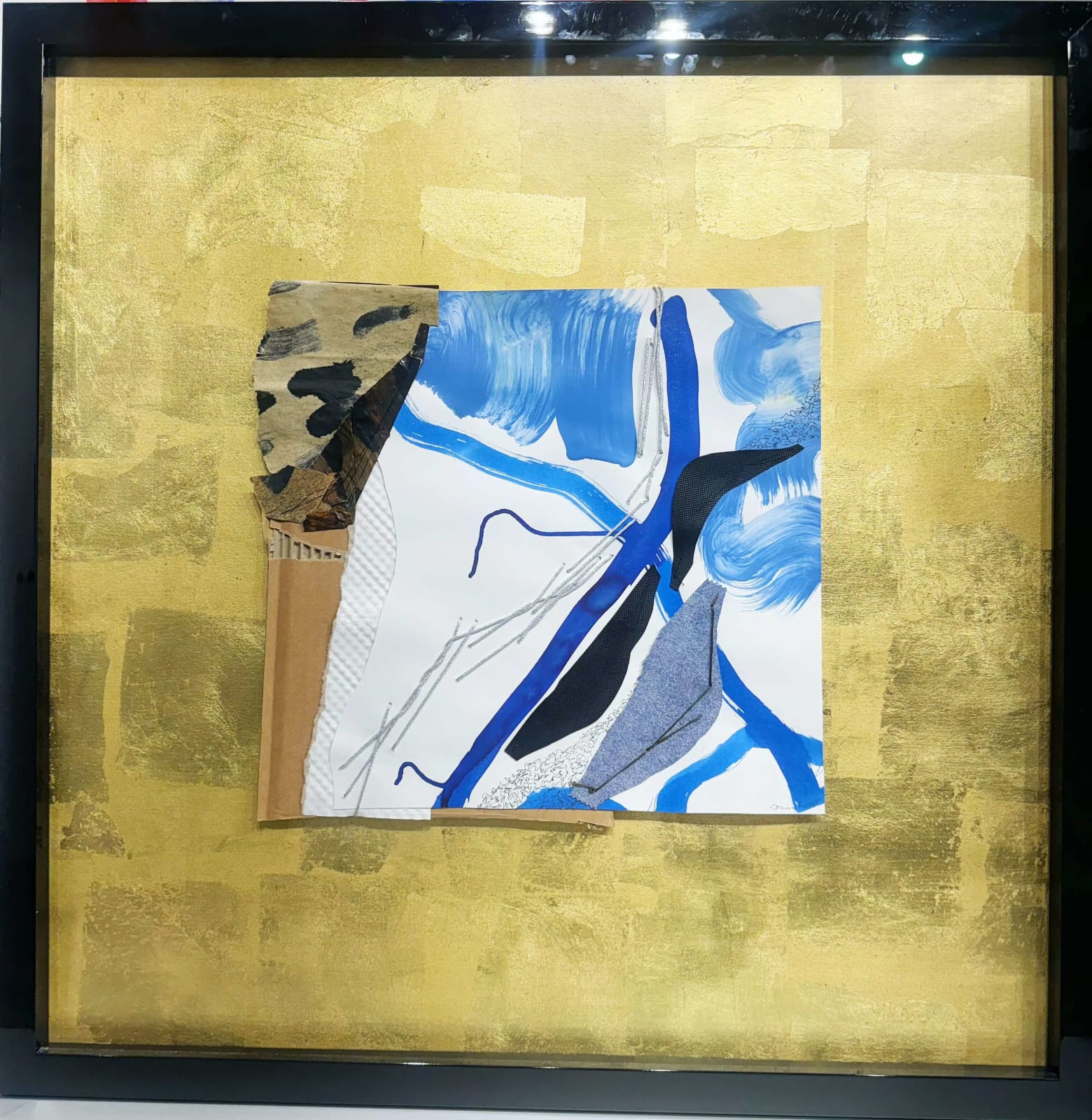 precious gold leaf painting with acrylic and textile mixed-media art of maison fabienne decornet Art Yi gallery Brusssels art gallery