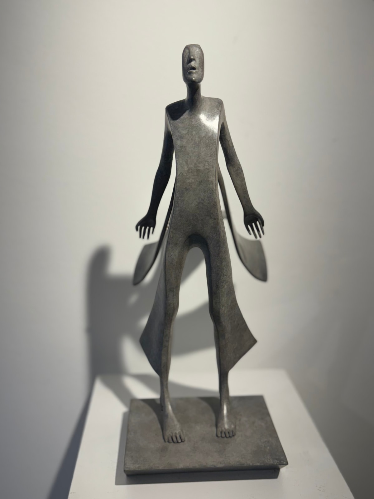 promesse nouvelle sculpture contemporaine d'Isabel Miramonte sculpture en bronze femme sculpture mère sculpture une femme dans le vent devant une mer Galerie Art Yi Galerie d'art de Bruxelles