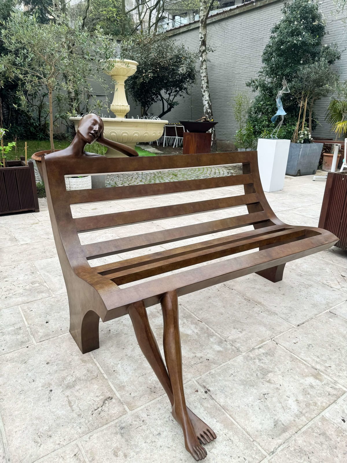 Sculpture de banc Daydream Isabel Miramontes sculpture monumentale en bronze pour sculpture de jardin design de jardin art de jardin design extérieur à l'hôtel Barsey de Warwick à Bruxelles Galerie Art Yi Galerie d'art de Bruxelles