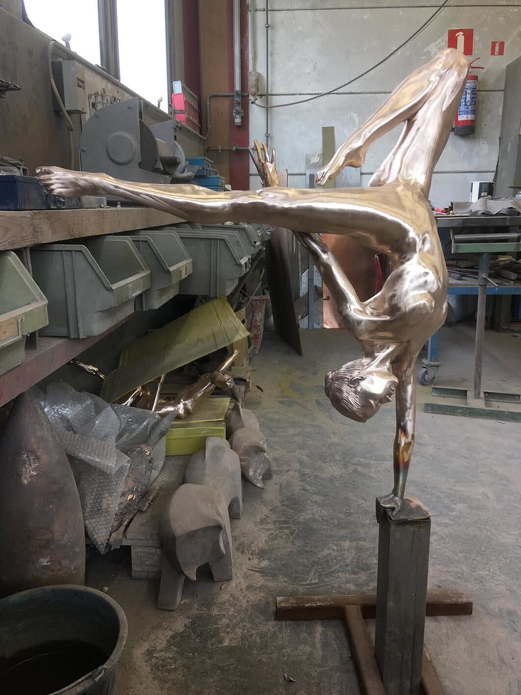 Vrije manieren van zijn Marc de Corte dansende vrouw sculptuur meisje sculptuur koppel dans sculptuur naakt menselijke sculptuur tuinsculptuur bronzen sculptuur hedendaagse beeldhouwkunst Art Yi-galerij Kunstgalerij Brussel