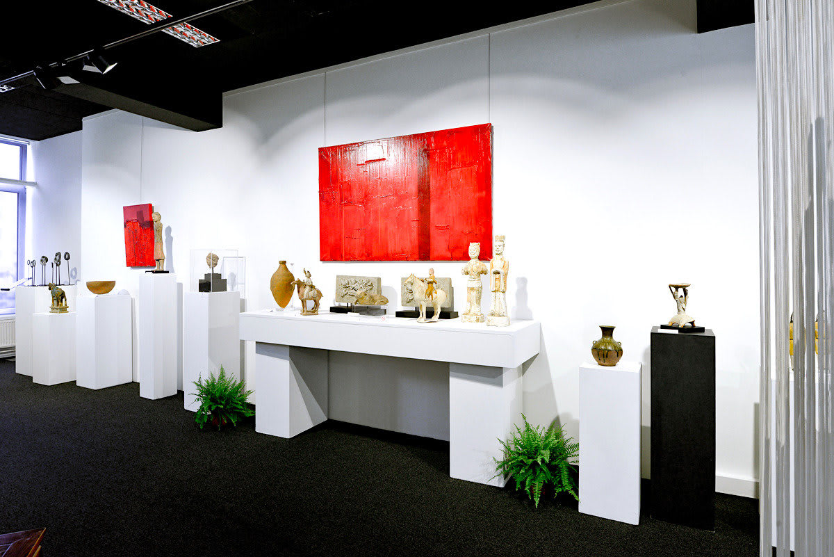 Song-dynastie Een paar ruggegraten antiek aardewerk steen baksteen sculpturen van een kind dat lotusbloem vasthoudt Aziatische steen antiek Art Yi brusselse kunstgalerij