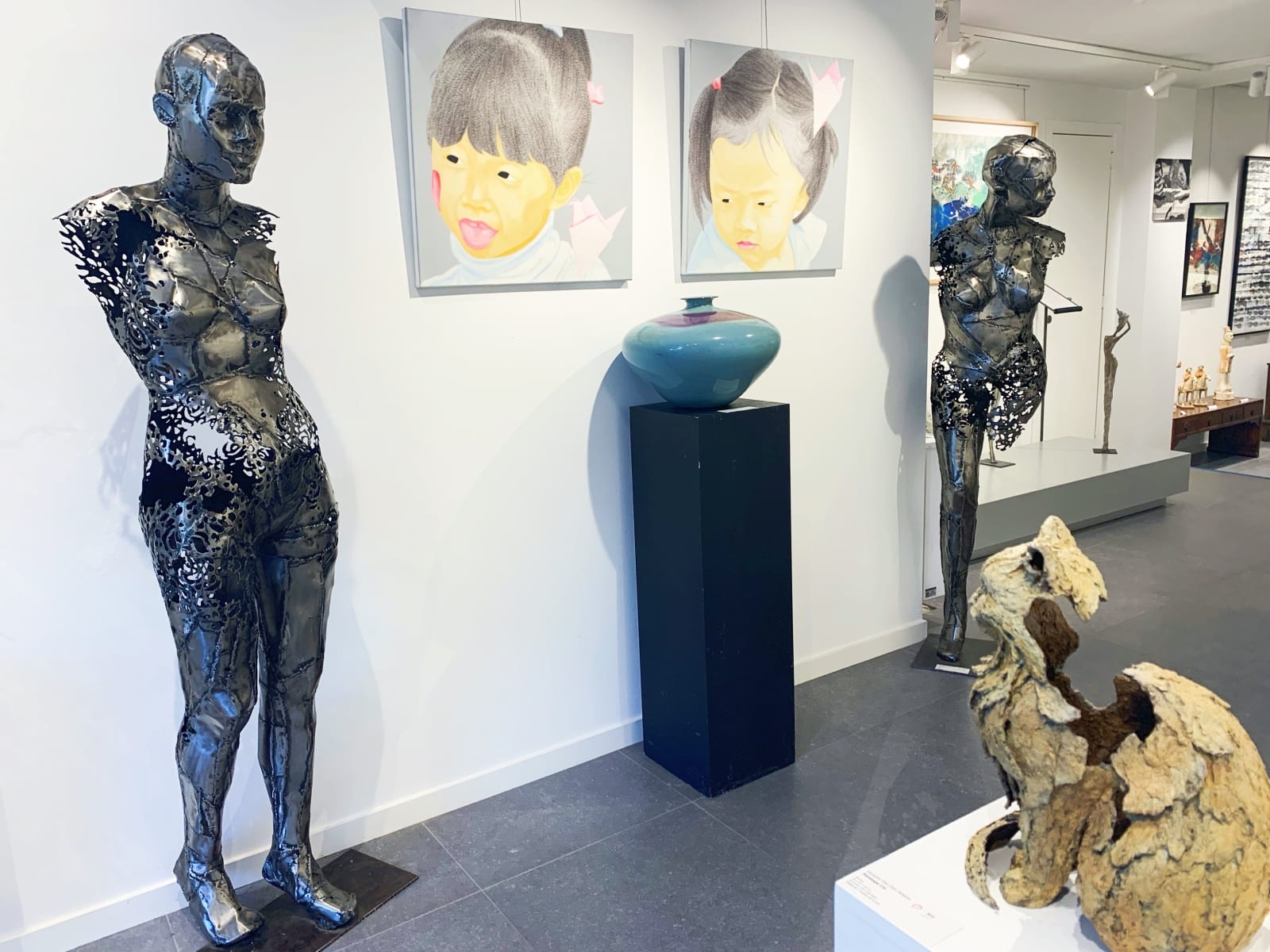 Han Feng Chinees meisje olieverfschilderij schattig Aziatisch meisje schilderij kunst interieur in hotel Barsey door Warwick Art Yi galerij Brusselse kunstgalerie