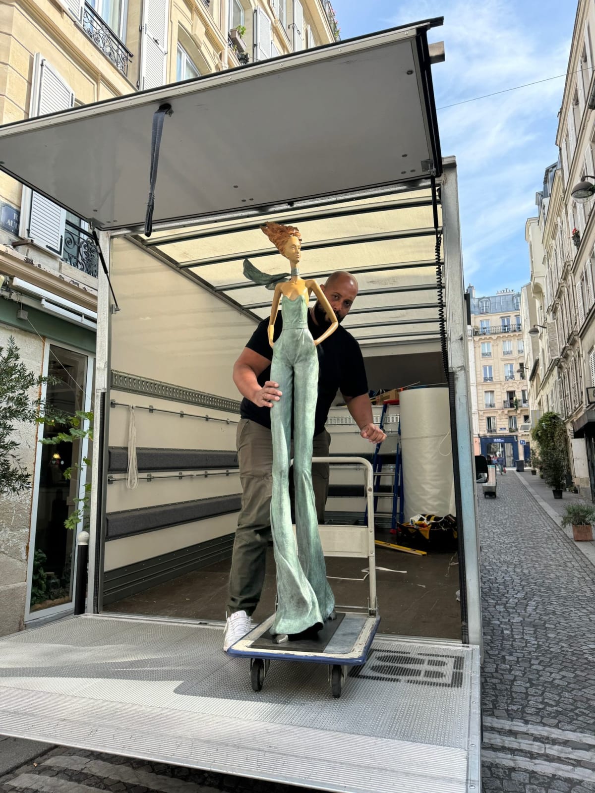 La mia via scultura donna contemporanea Hedwige Leroux scultura da giardino scultura monumentale arte contemporanea una ragazza che cammina scultura da giardino arte da giardino una ragazza alla moda scultura Galleria Art Yi galleria d'arte di Bruxelles