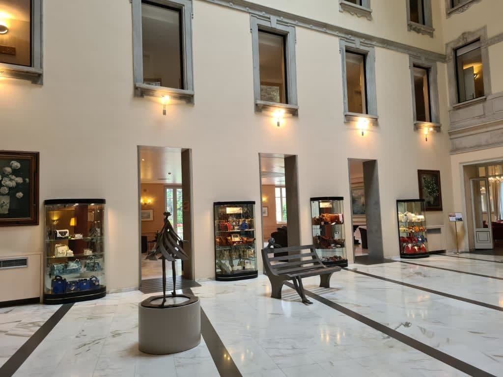 Primavera tanzende Mädchenskulptur Isabel Miramontes Gartenskulptur Gartengestaltung Gartendekoration Kunst zeitgenössische Skulptur Bronzeskulptur Innenarchitektur im Hotel Barsey von Warwick Art Yi Galerie Brüsseler Kunstgalerie