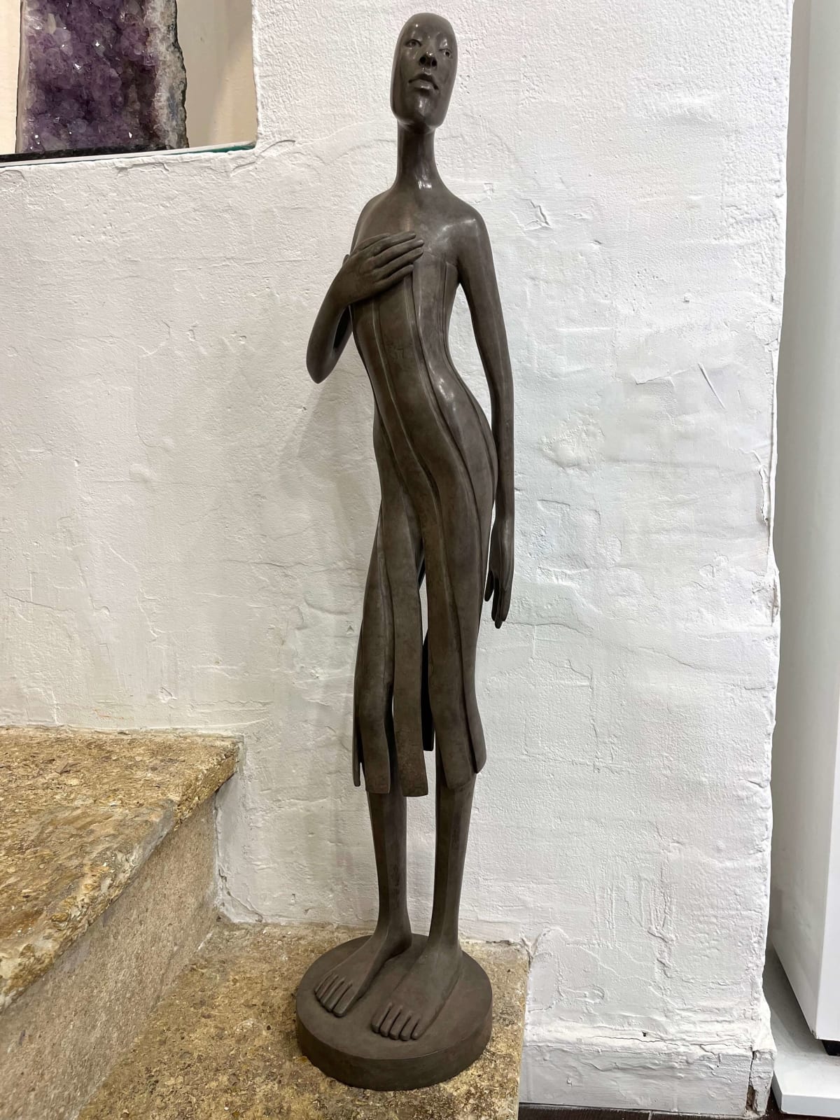 Callipyge-Frauenskulptur von Isabel Miramontes, zeitgenössische Skulptur, Bronzeskulptur, eine schöne Frau im Kleid, Skulptur, Kunst, Skulpturensammlung Art Yi-Galerie Brüsseler Kunstgalerie