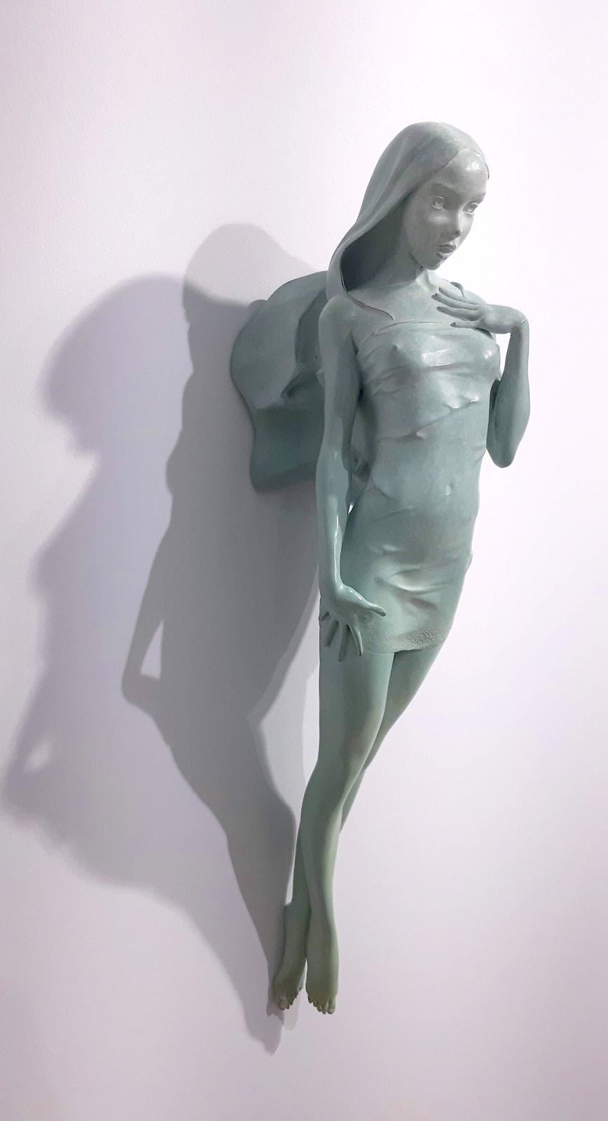 Sculpture de printemps Marc de Corte sculpture d'ange sculpture de fille sculpture de danse libre sculpture de femme nue sculpture humaine sculpture murale sculpture en bronze sculpture contemporaine Galerie Art Yi Galerie d'art de Bruxelles